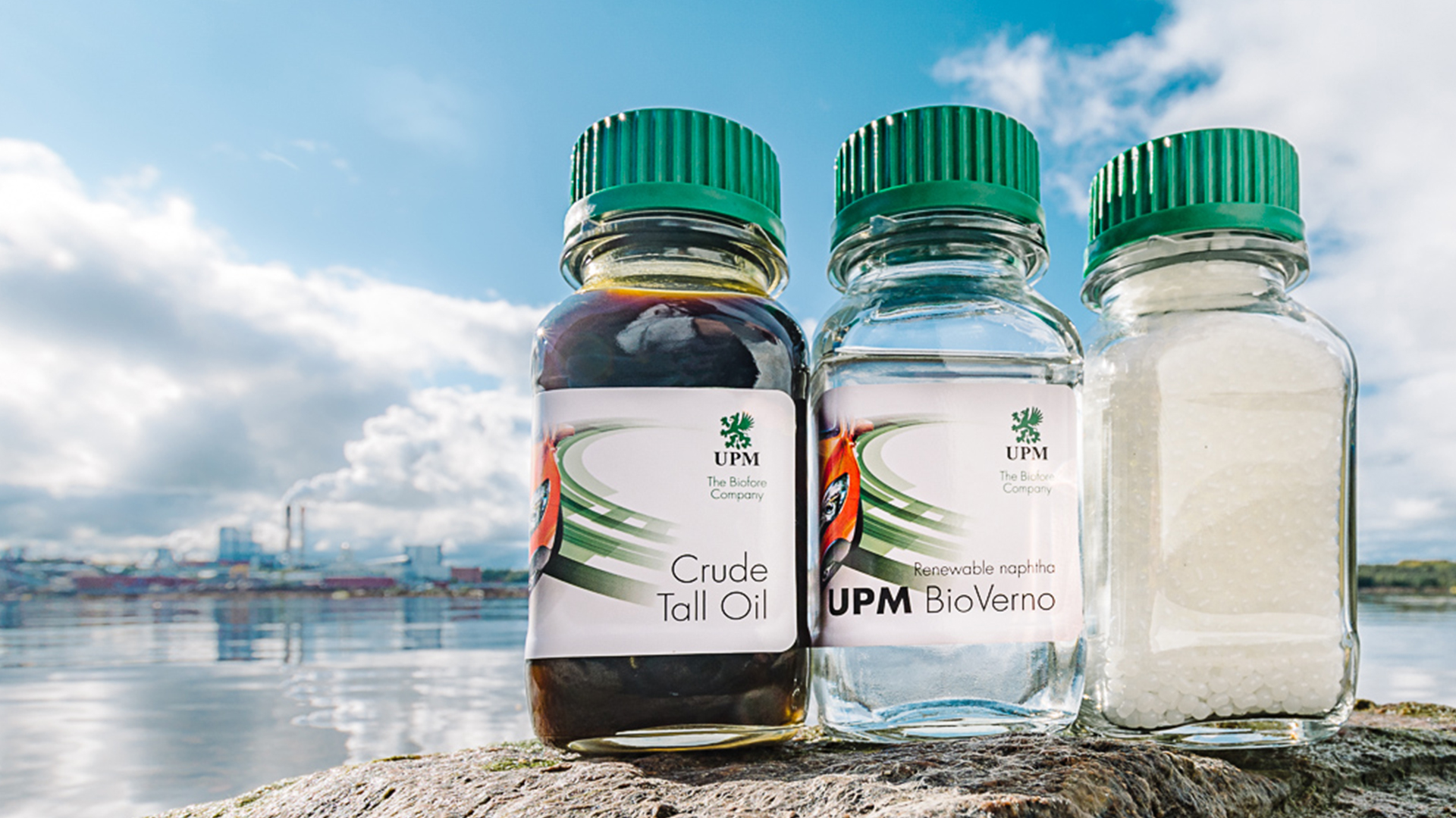 20190918-Crude tall oil_UPM BioVerno naphtha_granulate_bottles_CMYK_240dpi_24092019_Joonas_Linkola.jpg