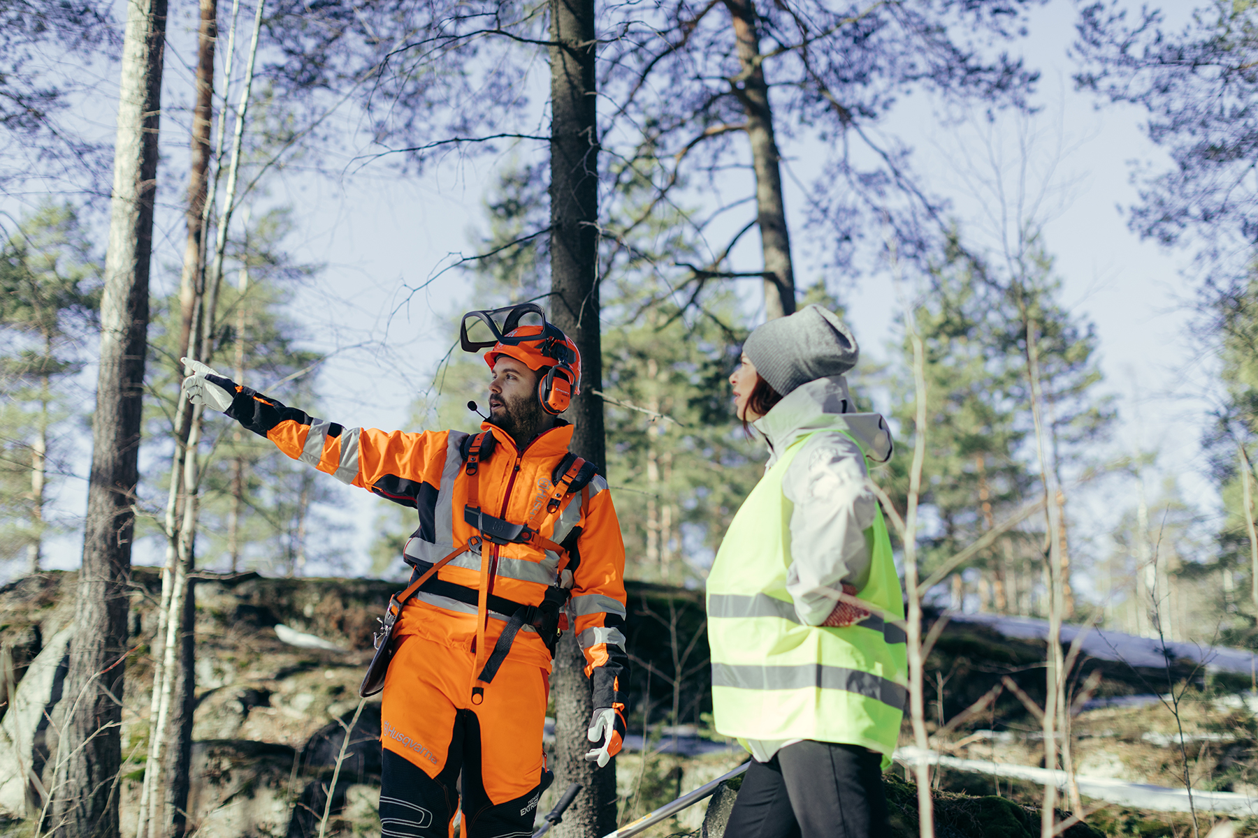 metsuri-ja-metsanomistaja-suunnittelevat-metsassa-metsanhoitoa.jpg